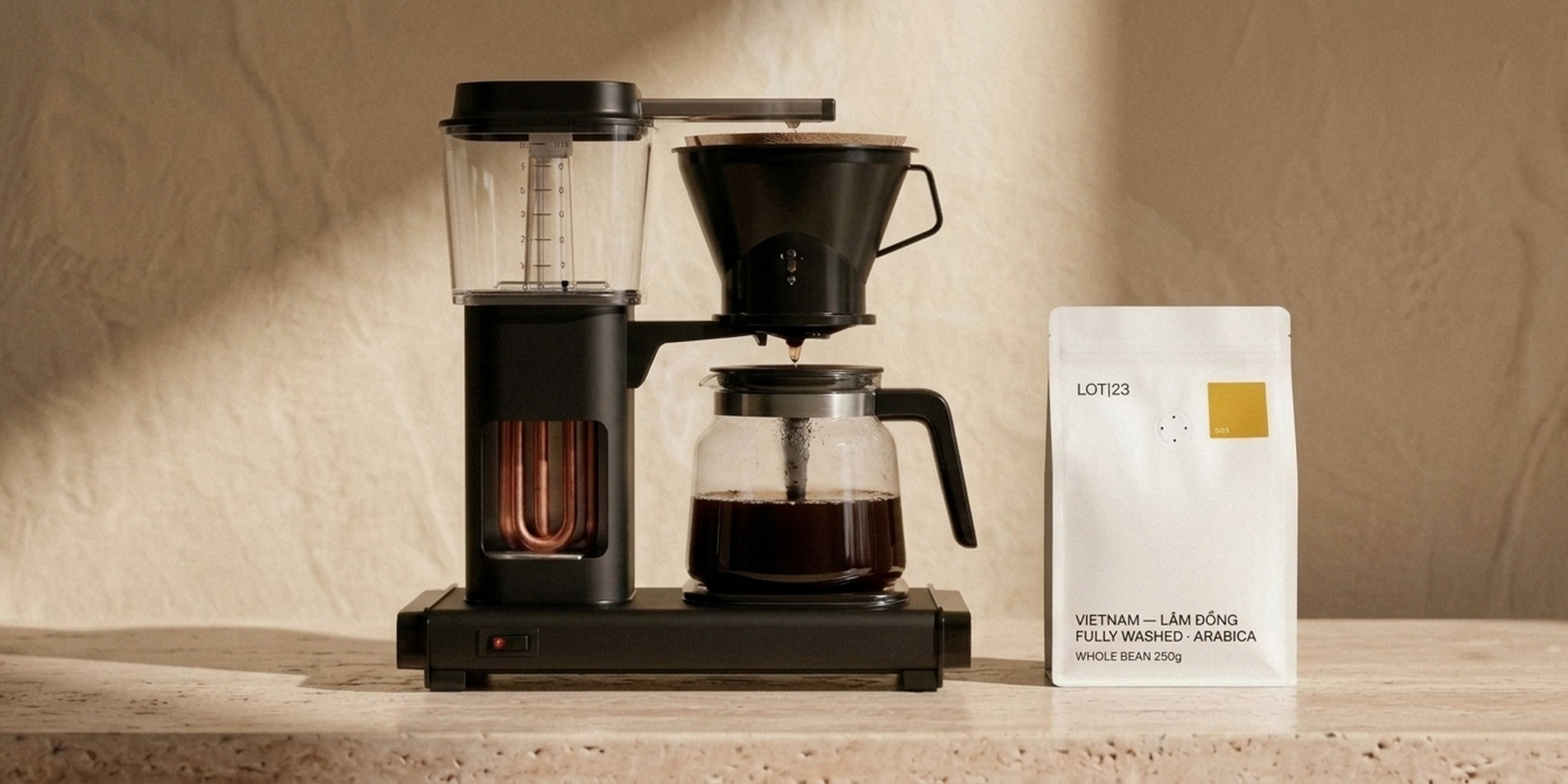 Automatic drip coffee machine brewing